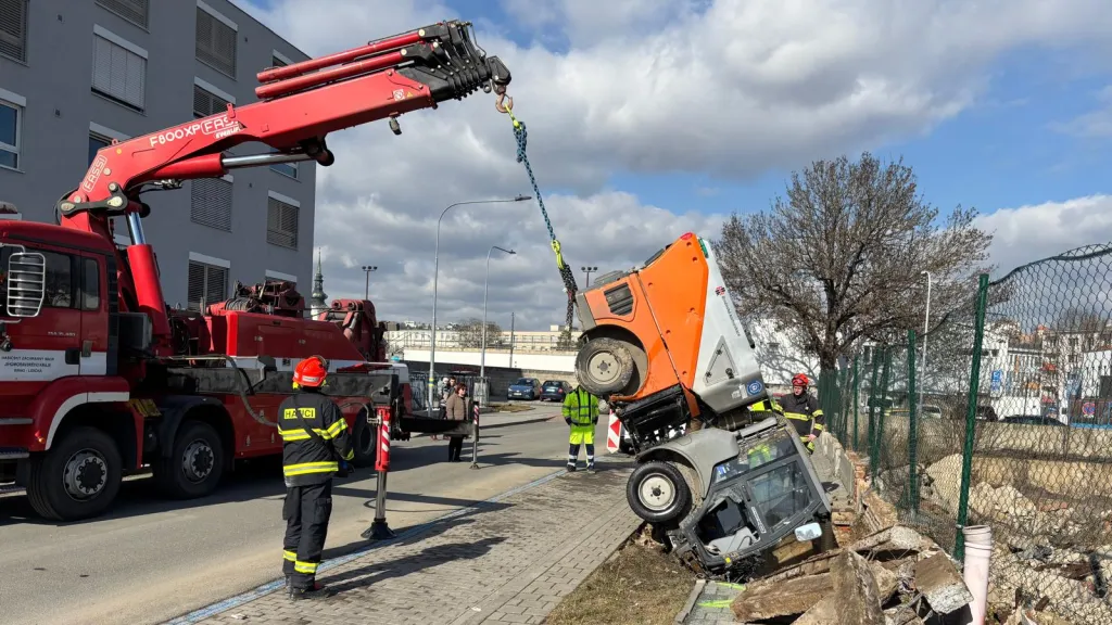 Vyprošťování zametacího vozu v brněnské Grmelově ulici