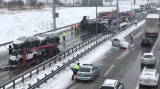 Na Pražském okruhu se převrátil kamion převážející osobní auta