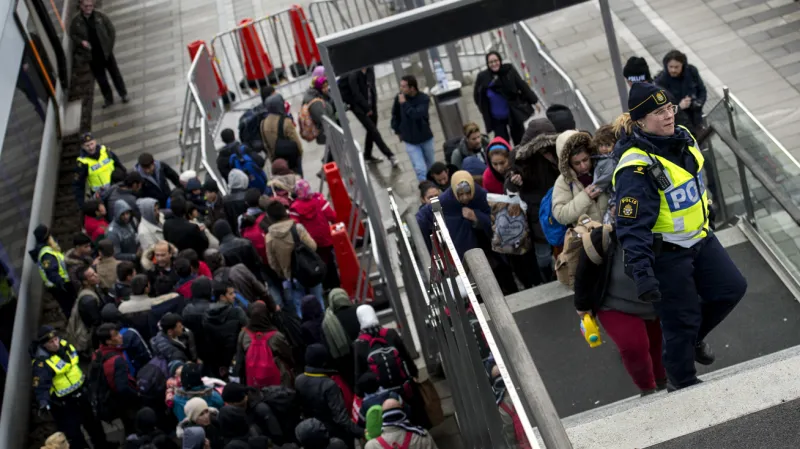 Švédská policie a migranti na hranici s Dánskem