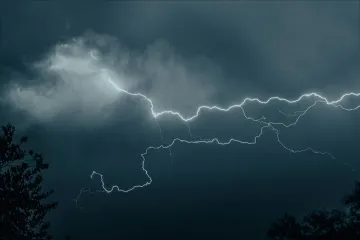 Meteorologové zpřísnili výstrahu. Čekají silnější bouřky i vítr
