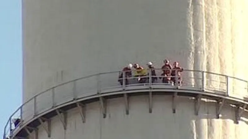 Aktivisté na komíně