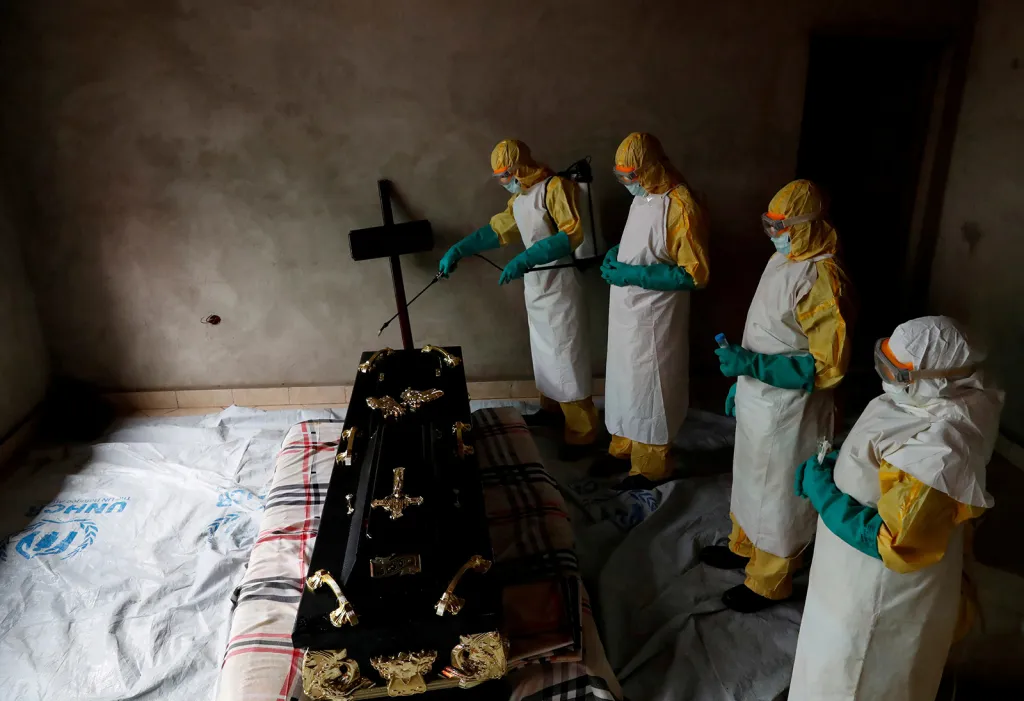 Zdravotník ošetřuje místnost dezinfekcí během pohřbu osoby, která je podezřelá z úmrtí na ebolu ve městě Beni v Demokratické republice Kongo