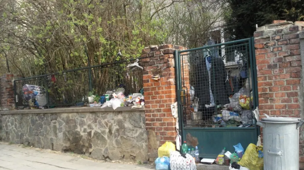 Odpadky zasahují i na chodník