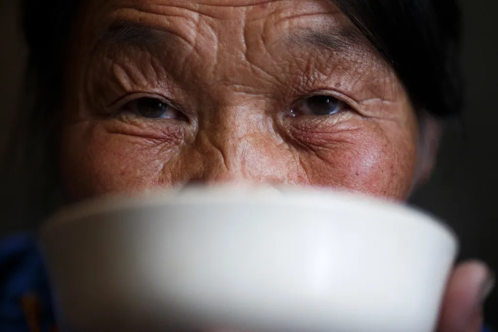 Nomádka Jargal Gombosed popíjí tradiční slaný mléčný čaj ve svém týpí.