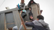 Lidé opouštějí Náhorní Karabach v osobních autech i na korbách nákladních aut