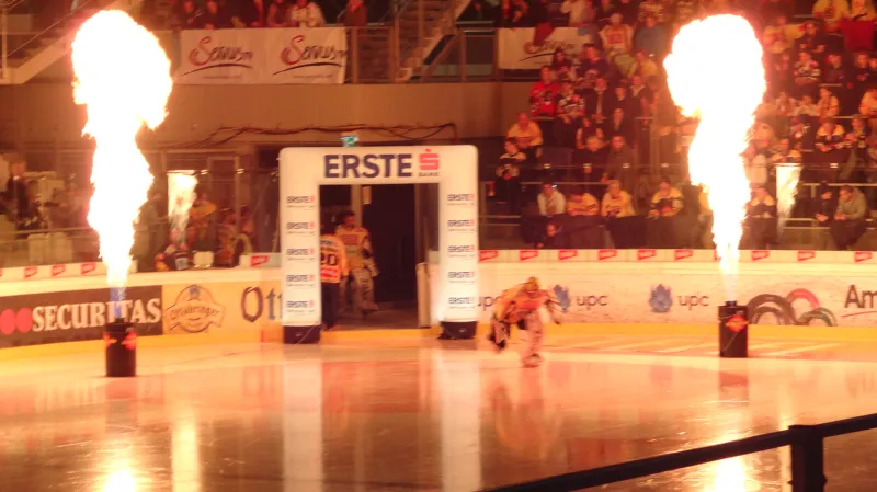 Domácí legenda Reinhard Divis vjíždí na led