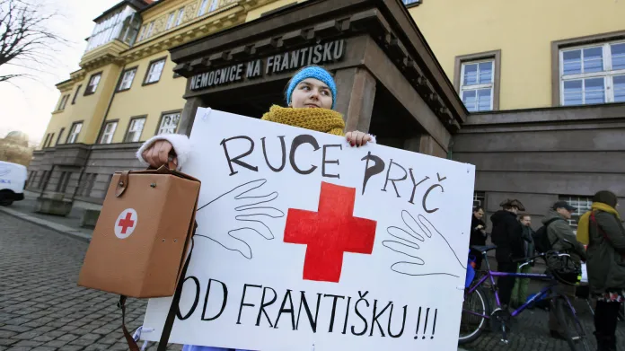 Protesty proti přenechání provozování Nemocnice Na Františku soukromému subjektu