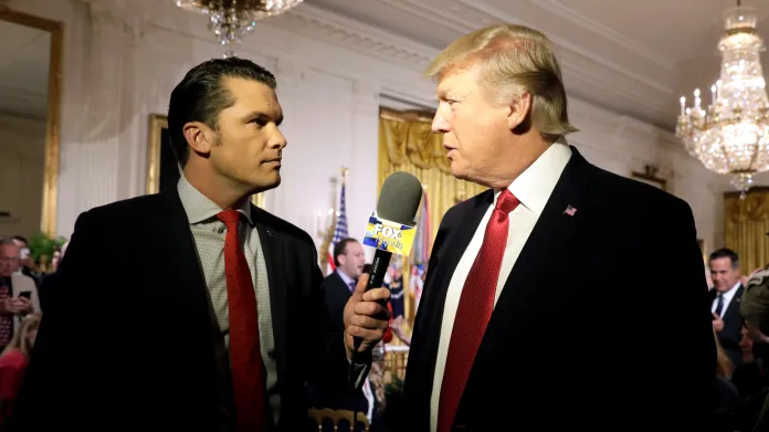 Pete Hegseth a Donald Trump v Bílém domě v roce 2017