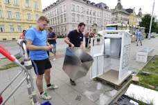 Olomouc má „chytré“ odpadkové koše. Samy lisují odpad a popelářům nahlásí, když jsou plné