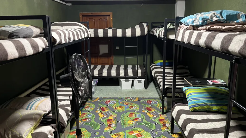 Garáž přestavěná na další ubytovací místnost v kolektivním centru pro vnitřně vysídlené v Pidhorodne