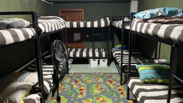 Garáž přestavěná na další ubytovací místnost v kolektivním centru pro vnitřně vysídlené v Pidhorodne