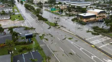 Škody způsobené tornádem, které předcházelo hurikánu Milton v floridském Fort Myers