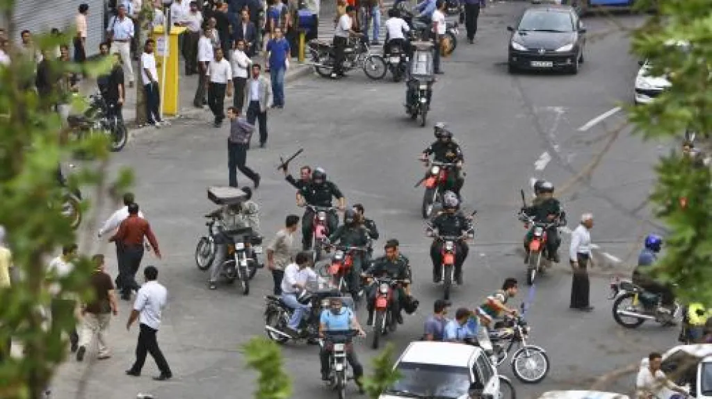 Bezpečnostní složky bijí stoupence opozice