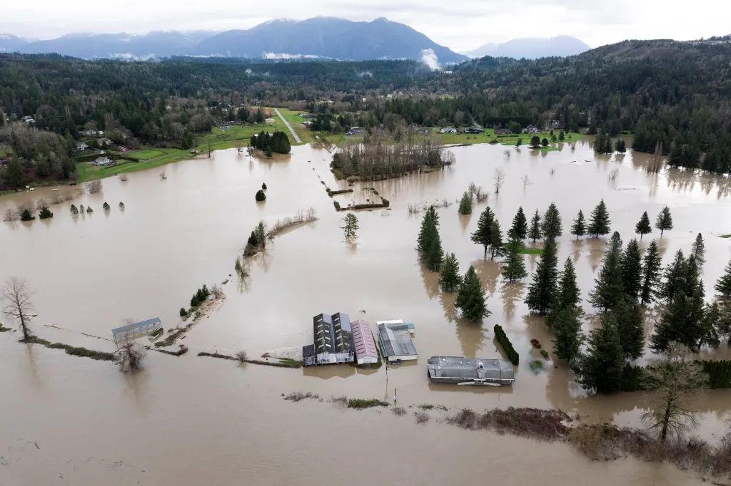 Řeka Snoqualmie zaplavila Fall City na severozápadě USA