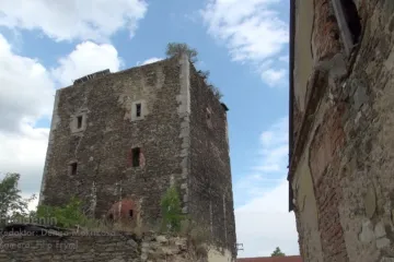 Gotická tvrz v Hradeníně u Plaňan se dočká rekonstrukce