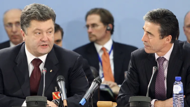 Petro Porošenko jako ministr zahraničí s tehdejším generálním tajemníkem NATO A. F. Rasmussenem
