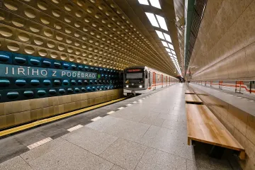 Stanice Jiřího z Poděbrad se otevřela po rekonstrukci. Zbývá zprovoznit výtahy