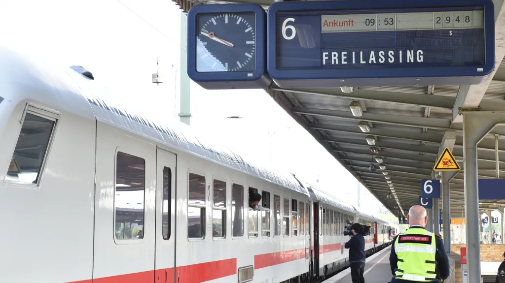 S výjimkou speciálních vlaků vypravených pro uprchlíky nejezdí mezi Salcburkem a Mnichovem žádné dálkové spoje