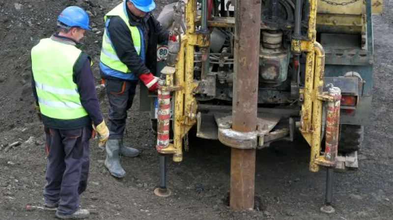 Geologové zkoumají sesunutý svah na dálnici D8