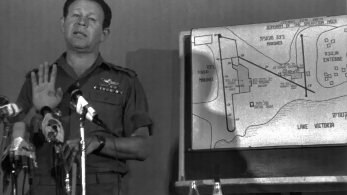 Mordechaj Gur, náčelník Generálního štábu izraelské armády. Z této pozice byl odpovědný za naplánování a provedení operace Entebbe.