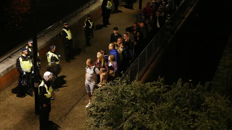 Policie hlídkuje u evakuovaných lidí