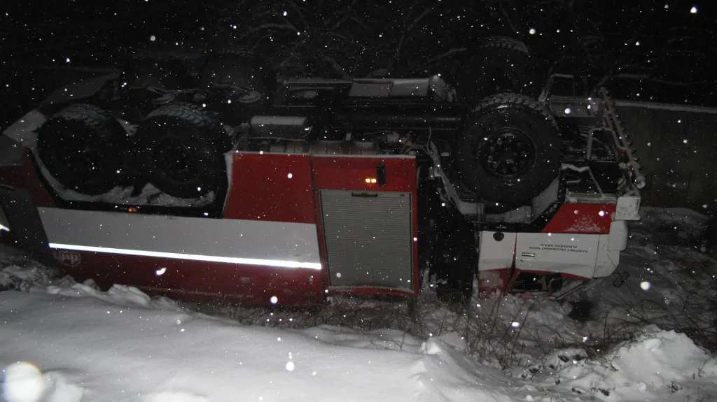 Hasičská tatra skončila na střeše