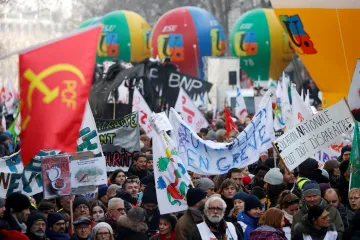 Ve Francii demonstrovaly proti penzijní reformě statisíce lidí, protesty uzavřely i Eiffelovu věž