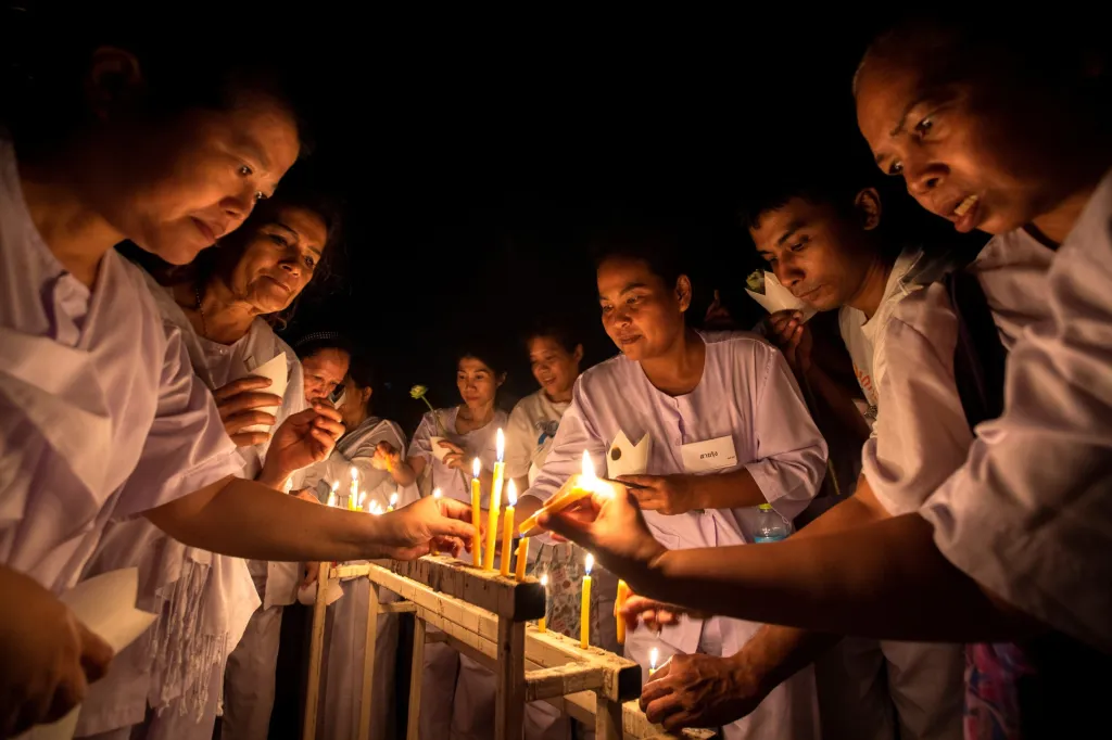 Vesak se slaví v mnoha zemích. Tato fotografie byla pořízena v  provincii Chonburi v Thajsku