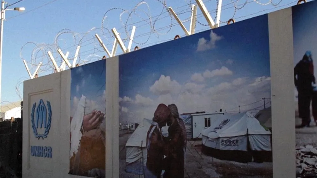 Výstava na zdi uprchlického tábora Zátarí