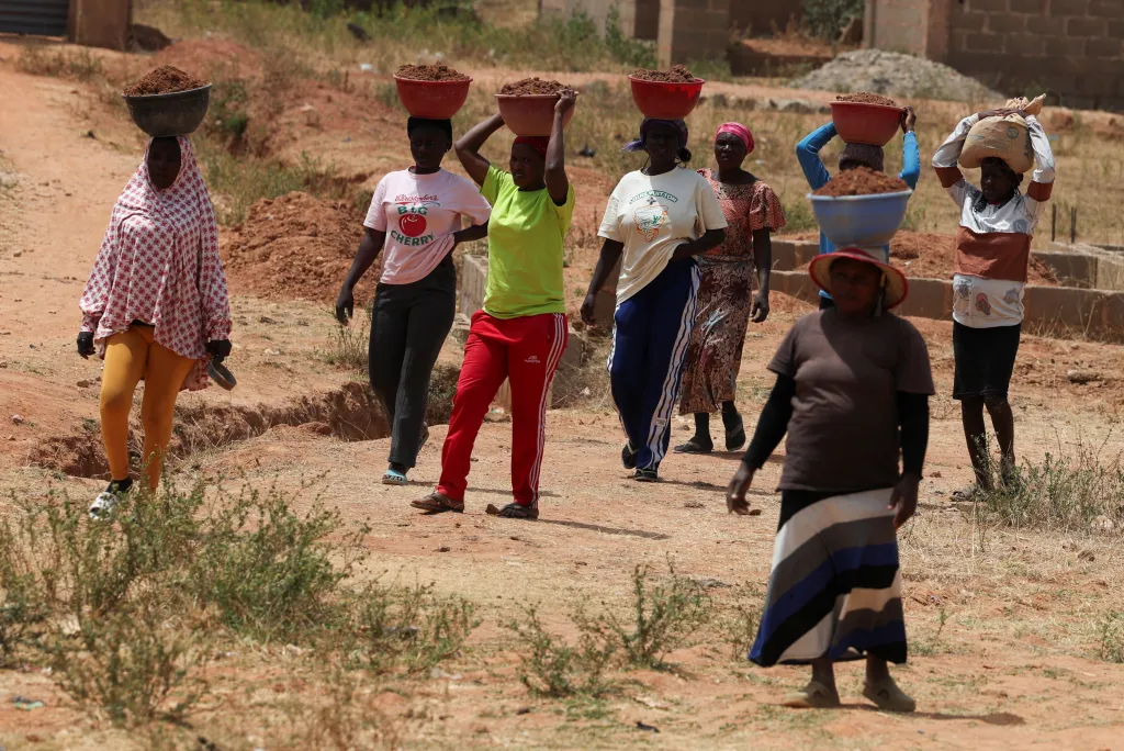 Ženy odnášejí vytěžený písek obsahující minerály