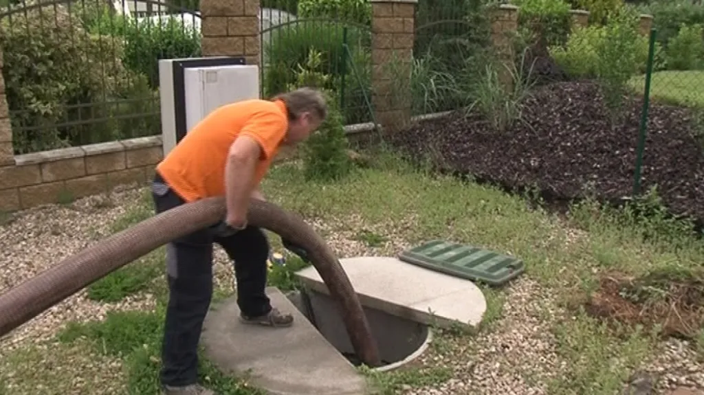 Odčerpávání odpadu z jímky