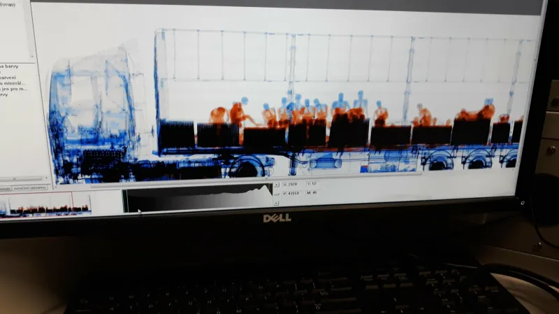 Migranty v kamionu odhalil velkokapacitní rentgen