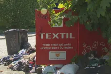 Rozházený textil a poškozené kontejnery řeší řada měst a obcí