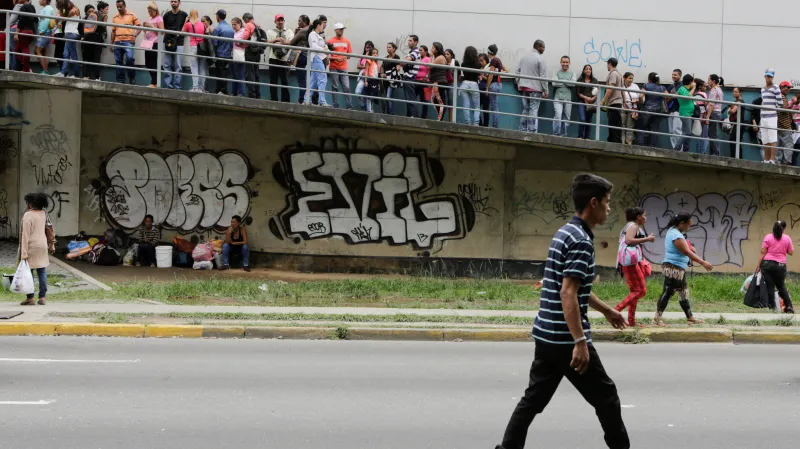 Venezuelané stojí frontu na základní potraviny