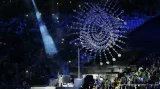 Hašení olympijského ohně a vystoupení pěvkyně Mariene de Castro během závěrečného ceremoniálu.