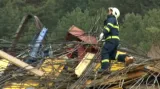 Záchranáři prohledávají trosky mostu u obce Kurimany