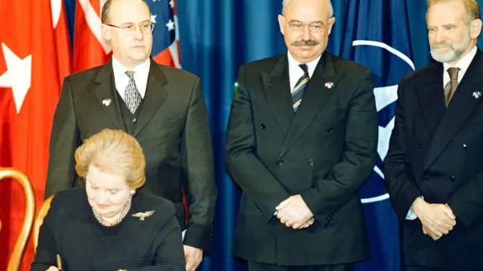 Ministři zahraničí nových států NATO Jan Kavan, János Martonyi a Bronislaw Geremek sledují americkou ministryni Madeleine Albrightovou při podpisu protokolu o předání ratifikačních dokumentů.
