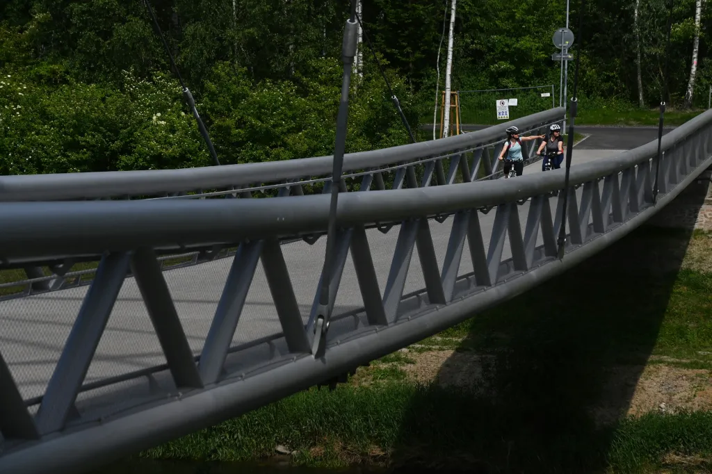 Nově vybudovaná lávka přes řeku Ostravici