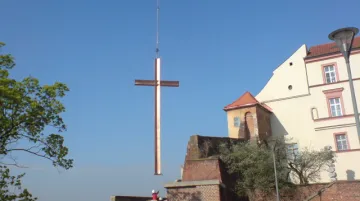 Kříž do Denisových sadů dopravil vrtulník