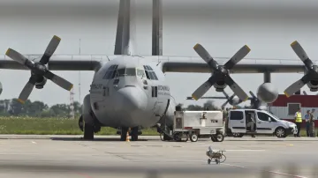 Letadlo s těly obětí přistálo na letišti v nizozemském Eindhovenu
