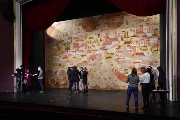 Ručně tkaná opona se vrátila na scénu olomouckého divadla