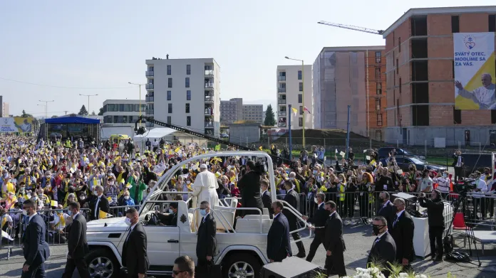 Papež František přijíždí ve svém papamobilu na náměstí v Prešově, kde odslouží Byzantský ritus