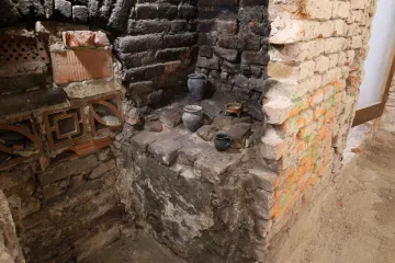 V bývalém klášteře voršilek v Brně objevili archeologové zazděnou černou kuchyni