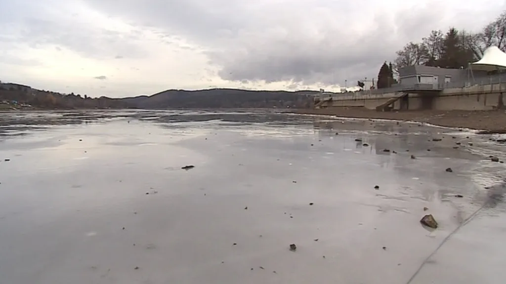 Doporučená tloušťka ledu neexistuje, vrstva je totiž nesouměrná