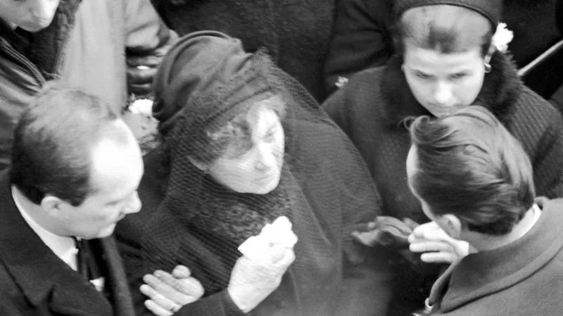 Libuše Palachová se synem Jiřím na pohřbu Jana Palacha