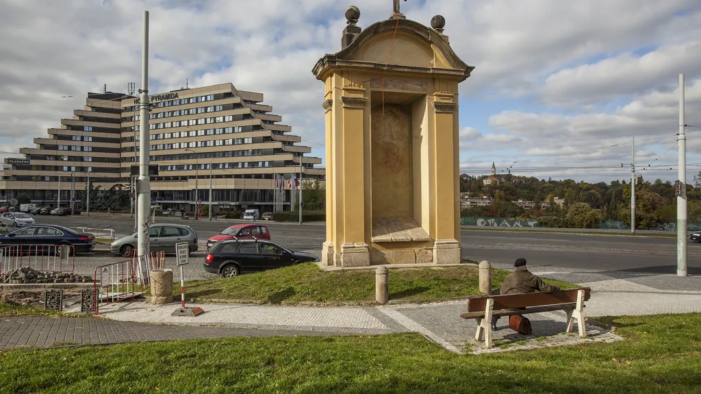Kaple první na Dlabačově, naproti hotelu Pyramida