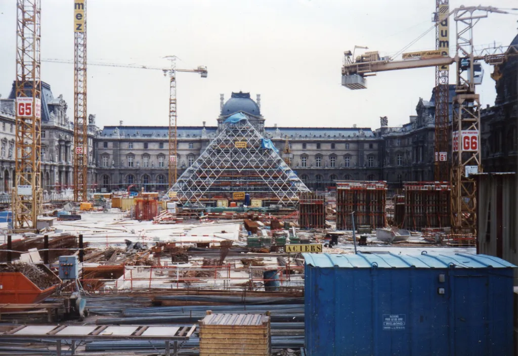 Stavba pyramidy budila od začátku značné emoce pro svůj futuristický vzhled kontrastující s architekturou Paláce Louvre.  Na snímku rok 1987.