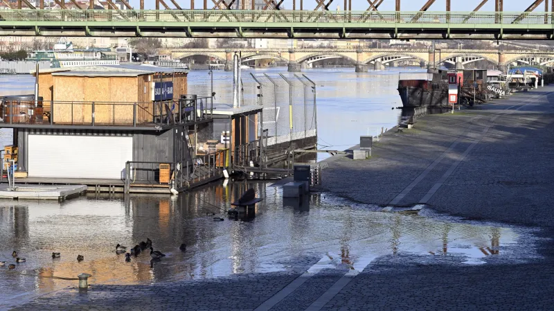 Zaplavená část náplavky na Rašínově nábřeží v Praze