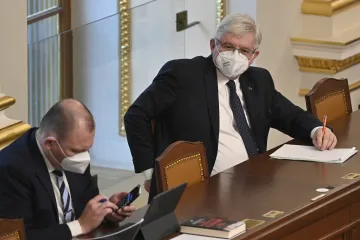 Lidé by mohli mít občanské průkazy s čipy a otisky prstů, schválili poslanci