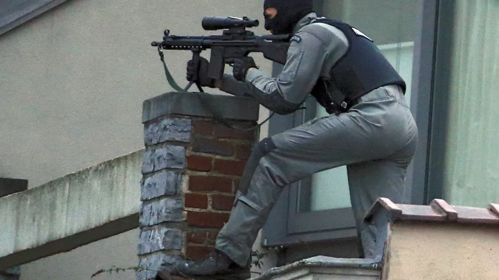 Maskovaný policista během zásahu v Bruselu